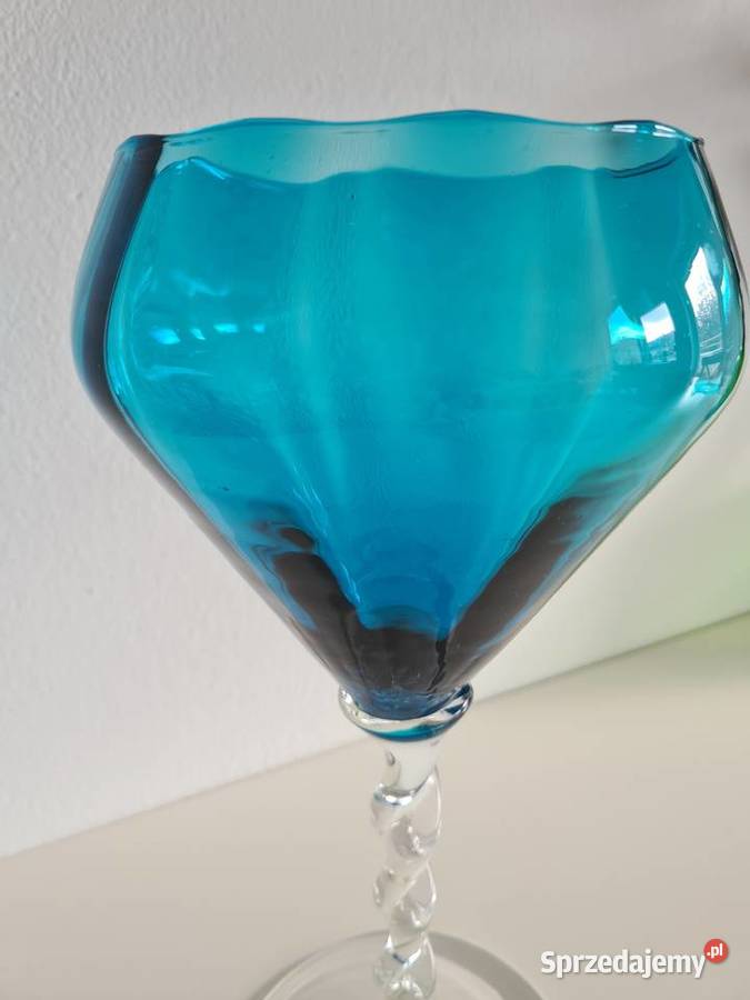 Ozdobne szkło kielich wysoki na nóżce Porcelana i szkło małopolskie