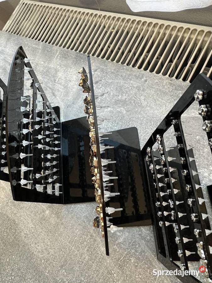 Ponad 300 sztuk kolczyków ze stojakami Jasło