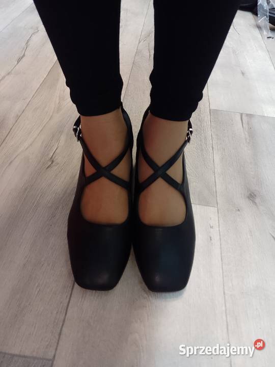 42 Czarne czółenka wieczorowe z zapięciem z Kraków