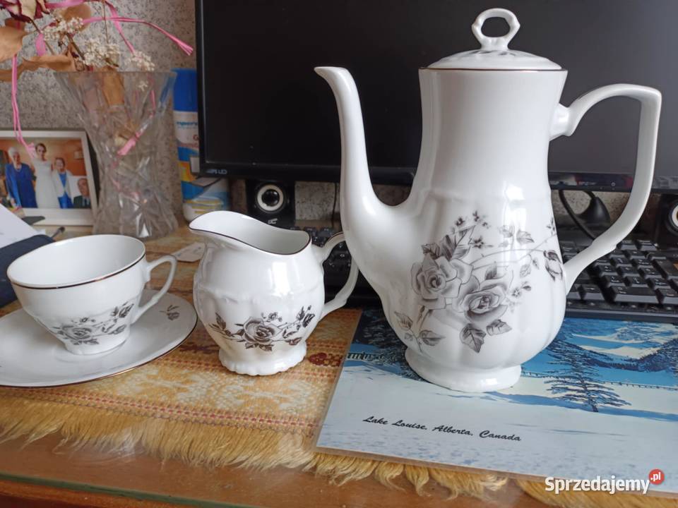 Serwis kawowy 12 os Bogucice z PRL wzór Róże Będzin