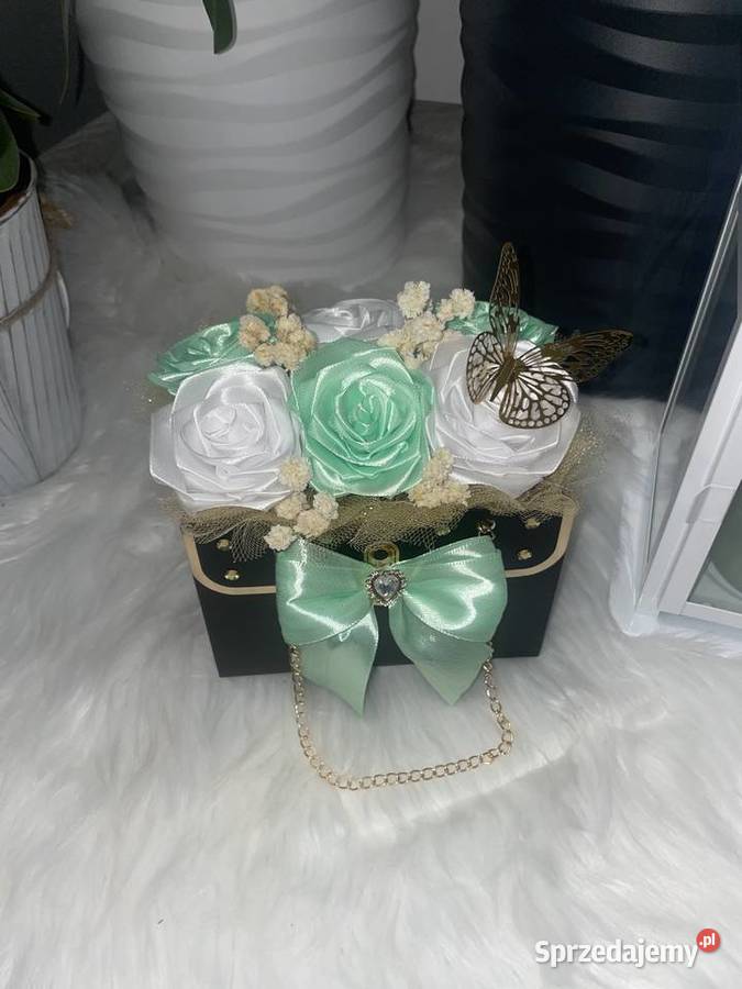 Piękny mały bukiet róż ze wstążki idealny na zachodniopomorskie Darłowo