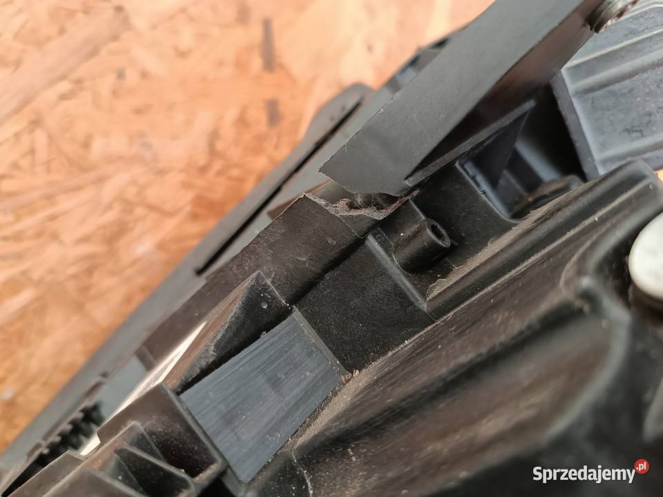 LAMPA PRAWY PRZÓD REFLEKTOR EU A2059068002 Motoryzacja