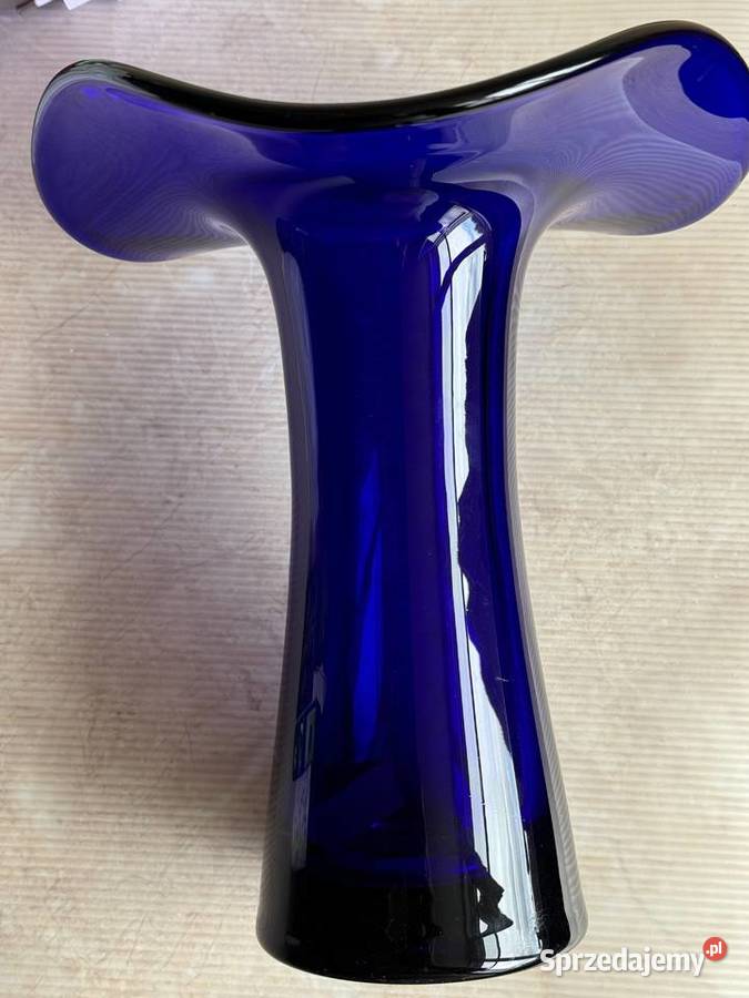 Wazon ze szkła kobaltowego z PRL podkarpackie