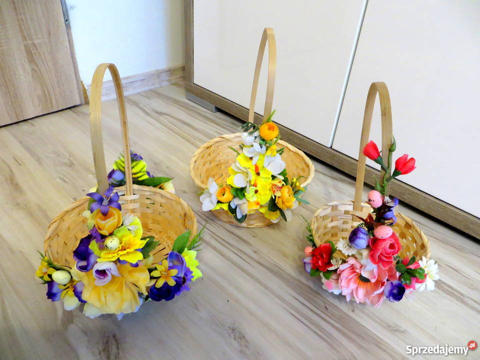 Koszyk wiklinowy ozdobiony na wielkanoc
