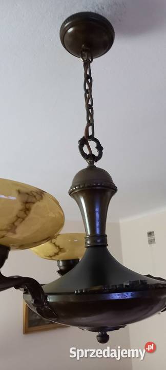Trzyramienny mosiężny żyrandol z kloszami okres łódzkie Skierniewice