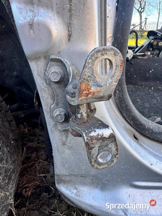 Zawiasy drzwi lewy przód komplet Yaris III 1120 Brzesko