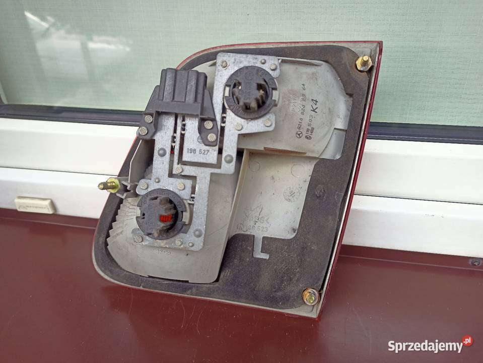 Mercedes W210 kombi lampa tył tylna lewa w klapę Sieradz