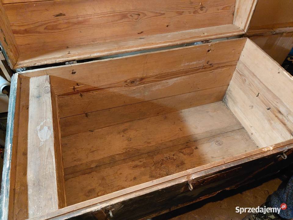 Ogromna drewniana skrzynia posagowa