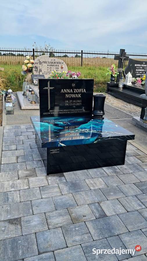 Nagrobek z kompozytuMontaż Kraj