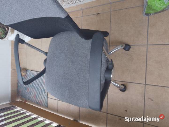 Wygodne używane krzesło biurowe na kółkach Gostyń