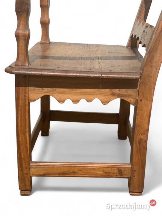 Oryginalny stary drewniany fotel tron w Gryfice