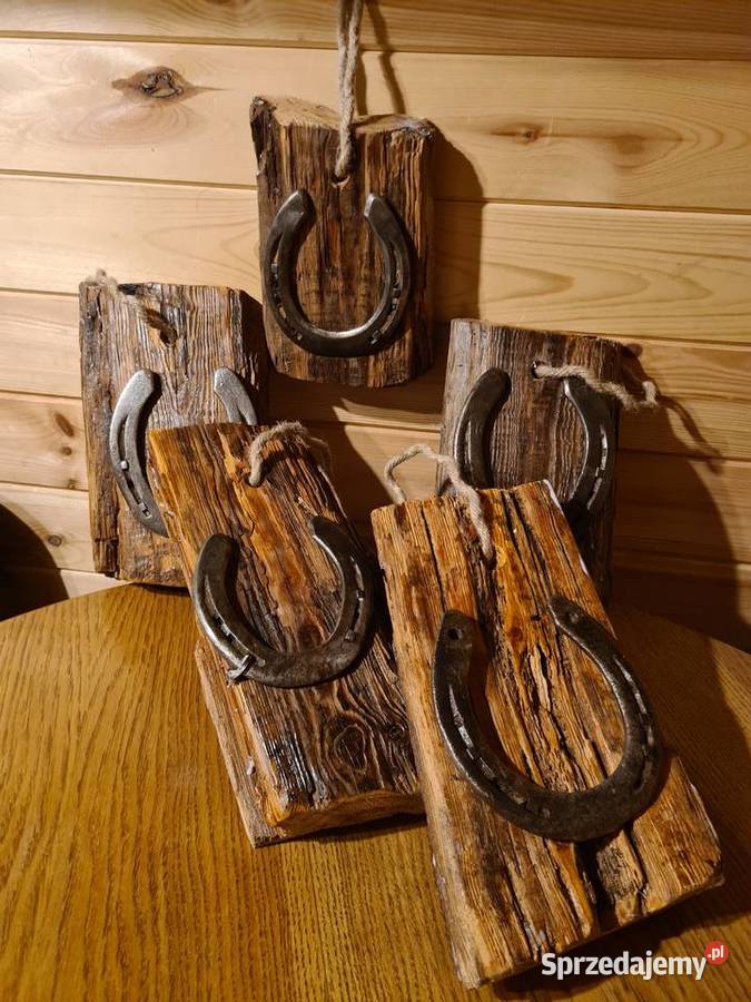 Podkowa na starym drewnie Warszawa