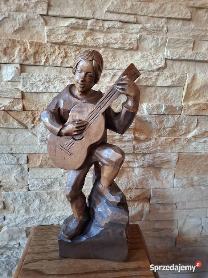 Rzeźba z drewna gitarzysta grajek na gitarze Lubień