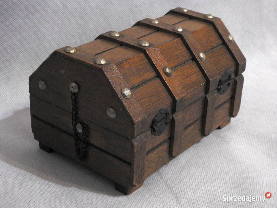 Drewniany kufer z metalowymi okuciami Inowrocław