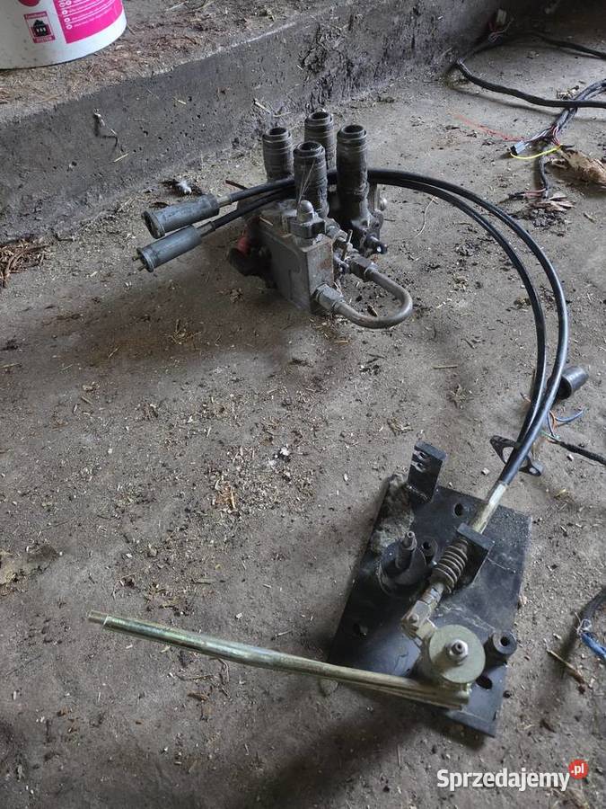 Rozdzielacz 2 sekcyjny z linkami massey 3000 Przedświt