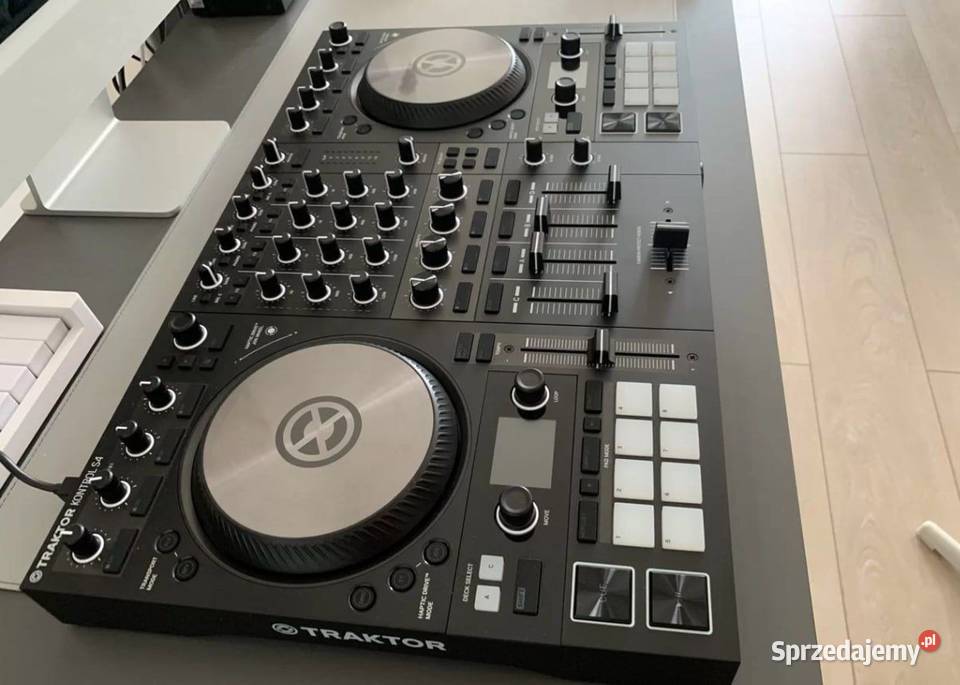 Traktor Kontrol S4 MK3 DJ controller