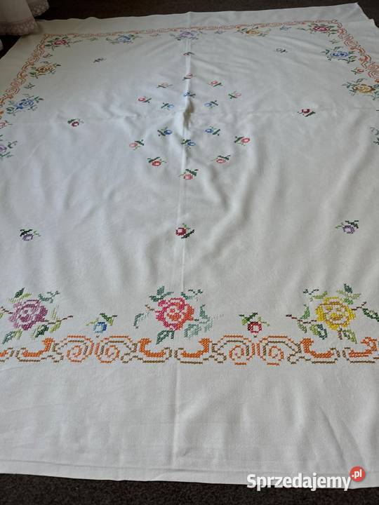 obrus ręcznie haftowany róże rękodzieło