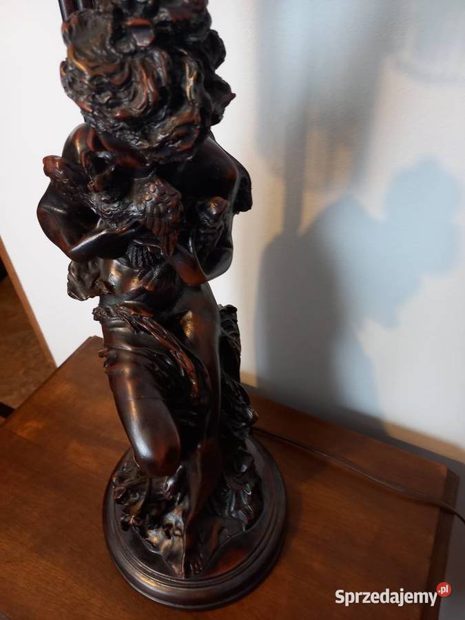 Piękna stylowa lampa figura kobiety