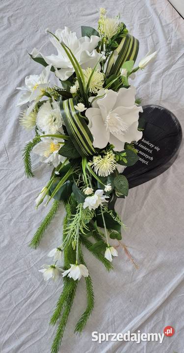 Stroik kompozycja na cmentarz w ozdobnym sercu