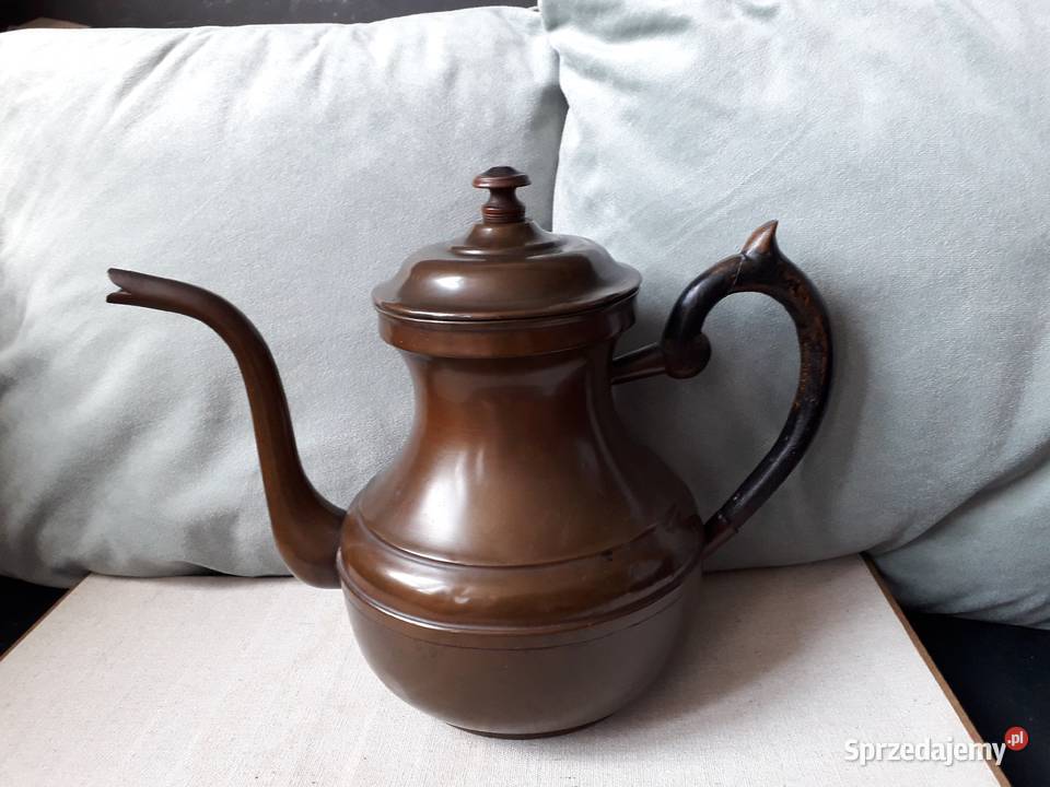 Zabytkowy metalowy dzban Koło