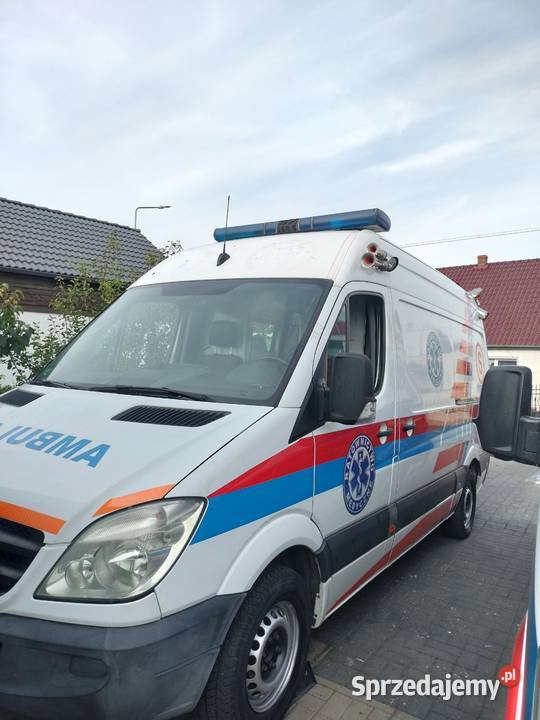 ambulans karetka kupiony w polskim salonie Drągowina