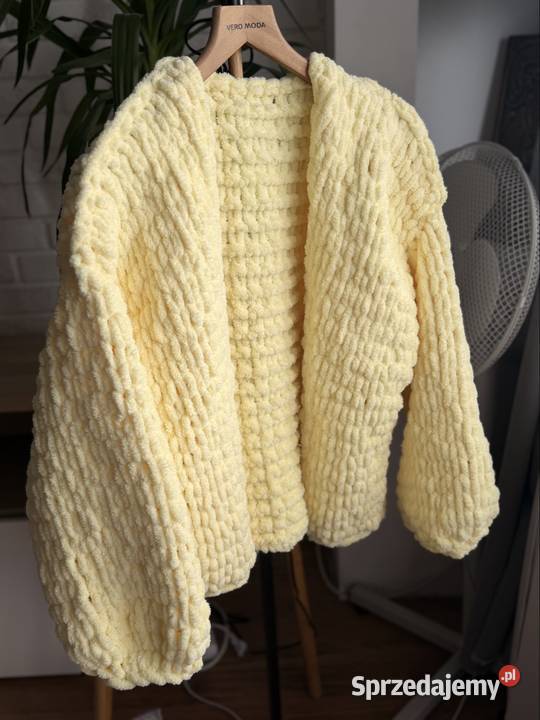 Jasnożółty wyrazisty sweter