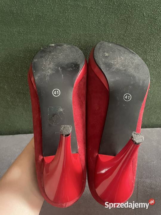 Czerwone szpilki zamszowe