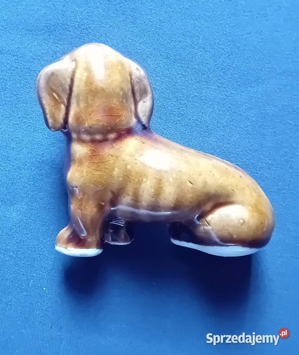 Figurka z porcelitu siedzący piesek jamnik PRL Koźminek sprzedam