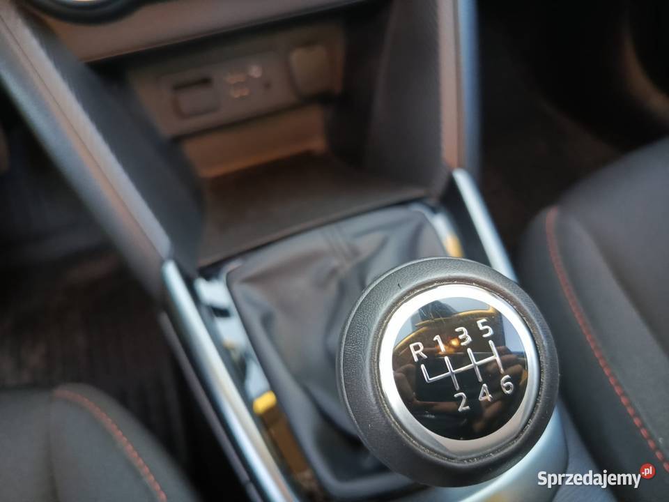 Sprzedam Mazdę 2 benzyna z 2024 roku komputer pokładowy