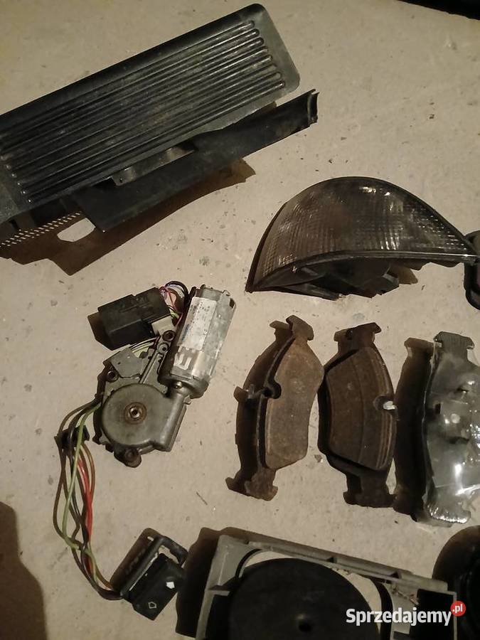 Części do bmw e36 różne schowek klocki emblematy sprzedam