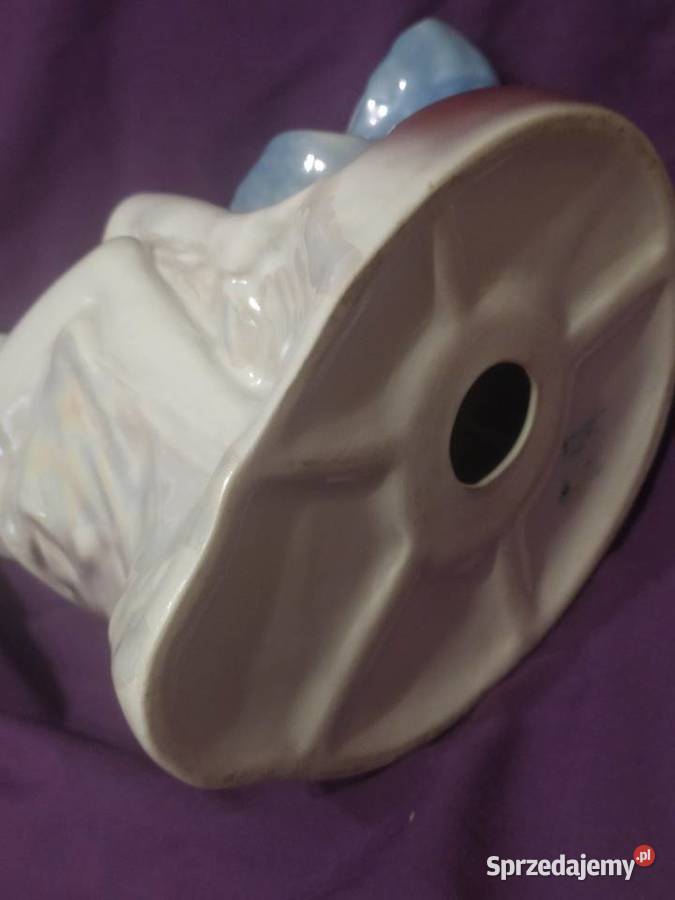 Porcelanowa dama z muszlą na biżuterię Dębno