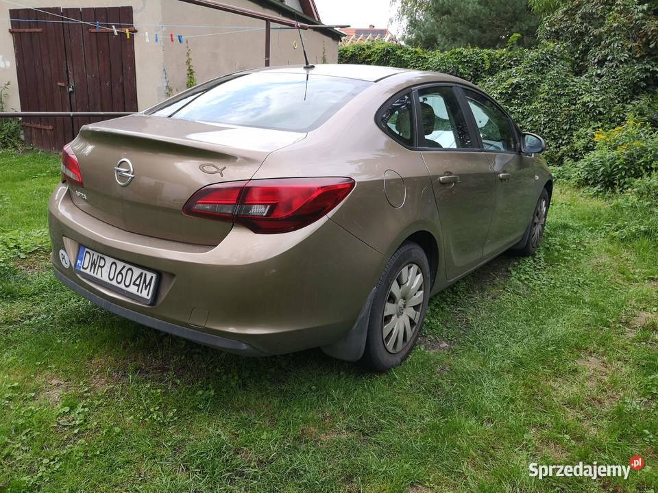 Zadbany Opel Astra 16 benzyna 2013 r dolnośląskie Wrocław
