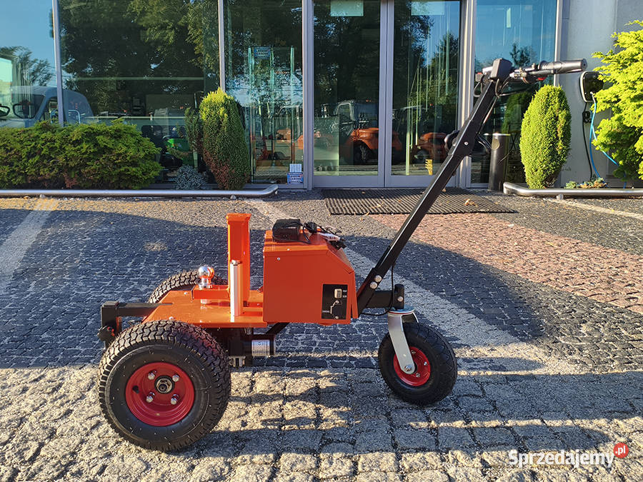 Elektryczny wózekmower do holowania przyczep Kęty