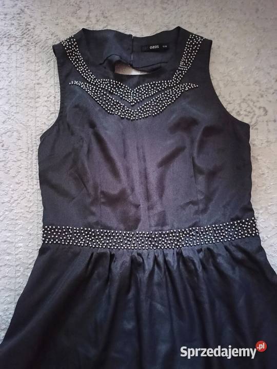 szara sukienka z metalicznymi koralikami