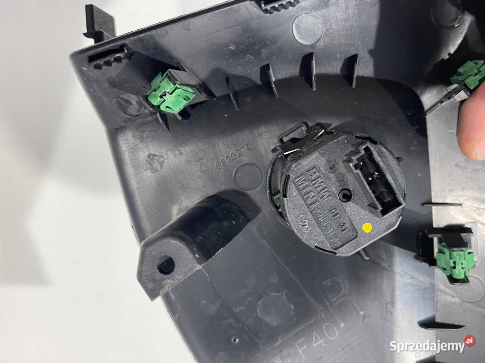 BMW F40 OSŁONA DESKI KONSOLI PRAWA 6823270
