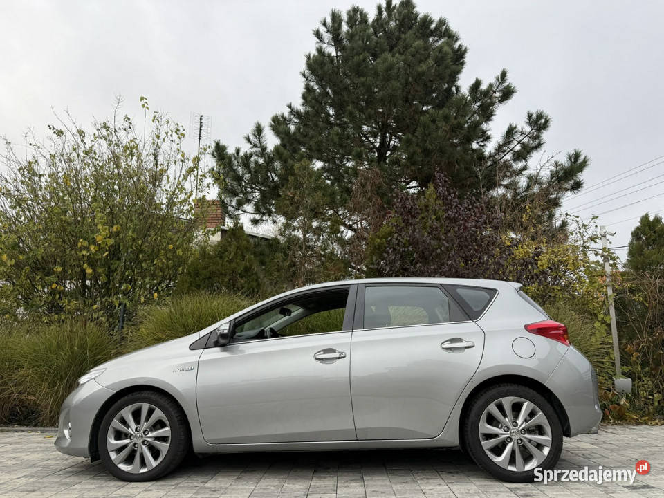 Toyota Auris Hybryda niski przebieg oryginalny reflektory ksenonowe Poznań sprzedam