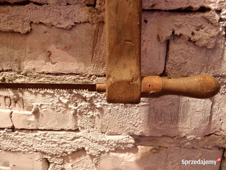 Zabytkowa duża ręczna piła do drewna w starym