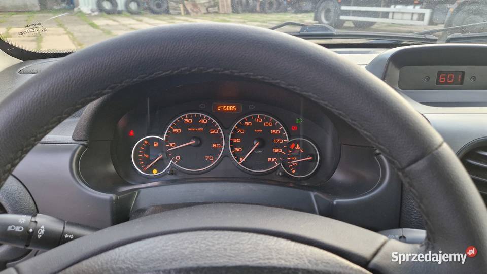 Citroen Berlingo 16 HDi 2011 2osobowy VAN Radom sprzedam