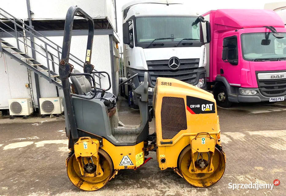 Walec drogowy wibracyjny CAT CB14B Zator