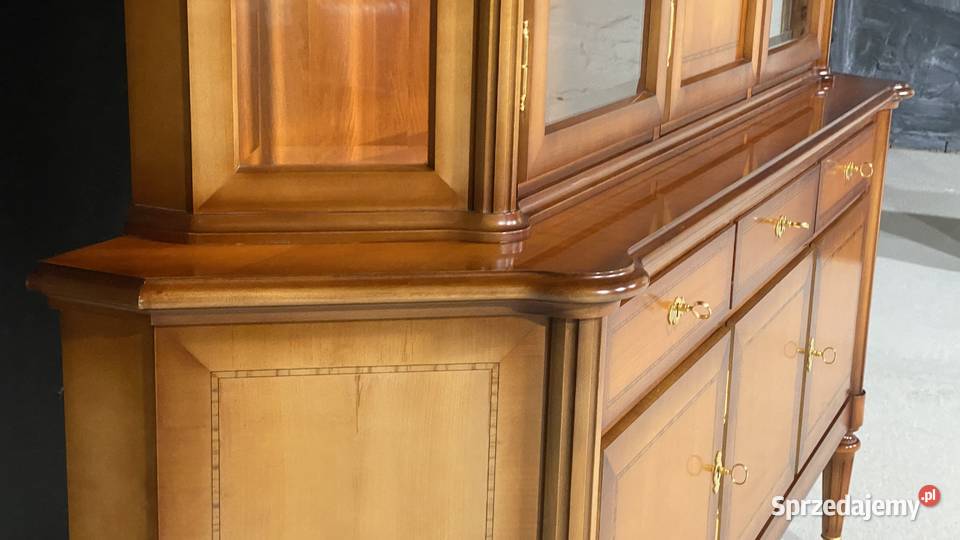 Intarsjowany kredens z witryną na zwężanych