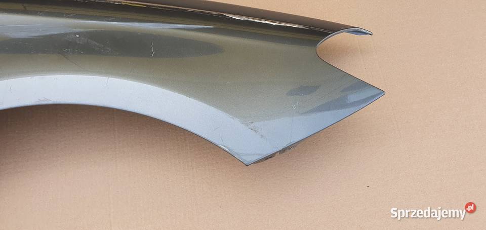 MERCEDES BKLASA W246 BŁOTNIK PRAWY PRZÓD Trzciel