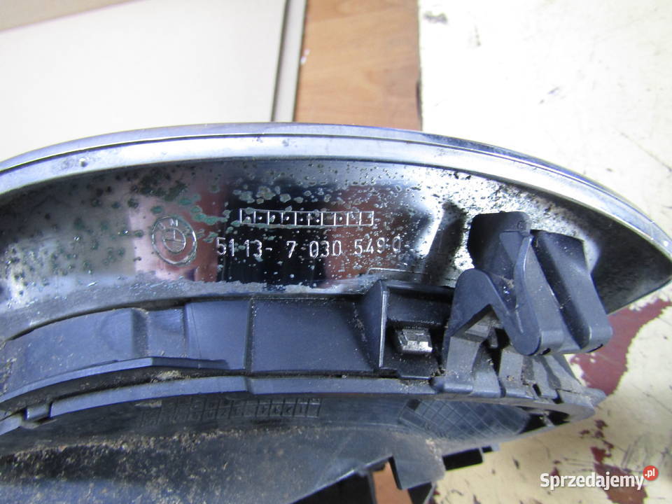 GRILL ATRAPA NERKA LEWA BMW 3 E46 7030549 Rok produkcji 2004