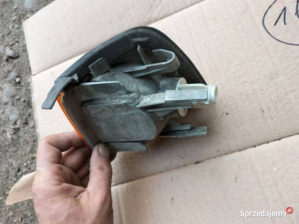 AUDI 80B3 80 B3 KIERUNKOWSKAZ PRAWY Kamień-Kolonia