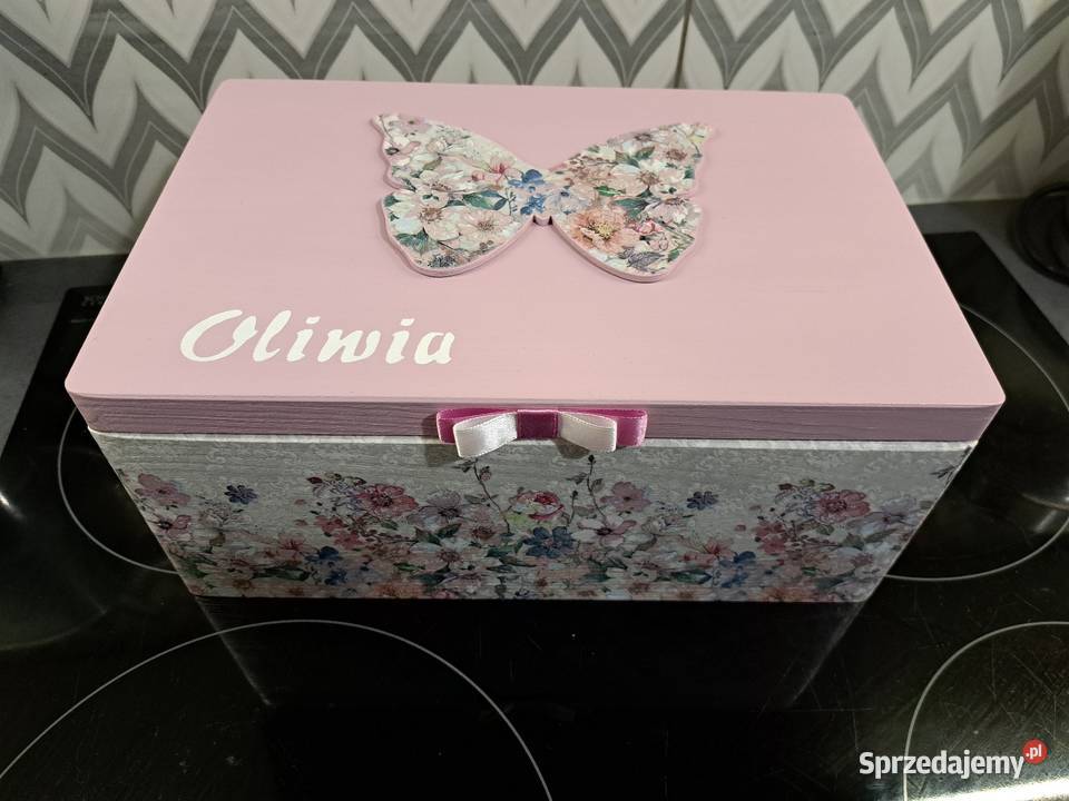 Kuferek kwiatowy z motylem różowy z imieniem Kędzierzyn-Koźle