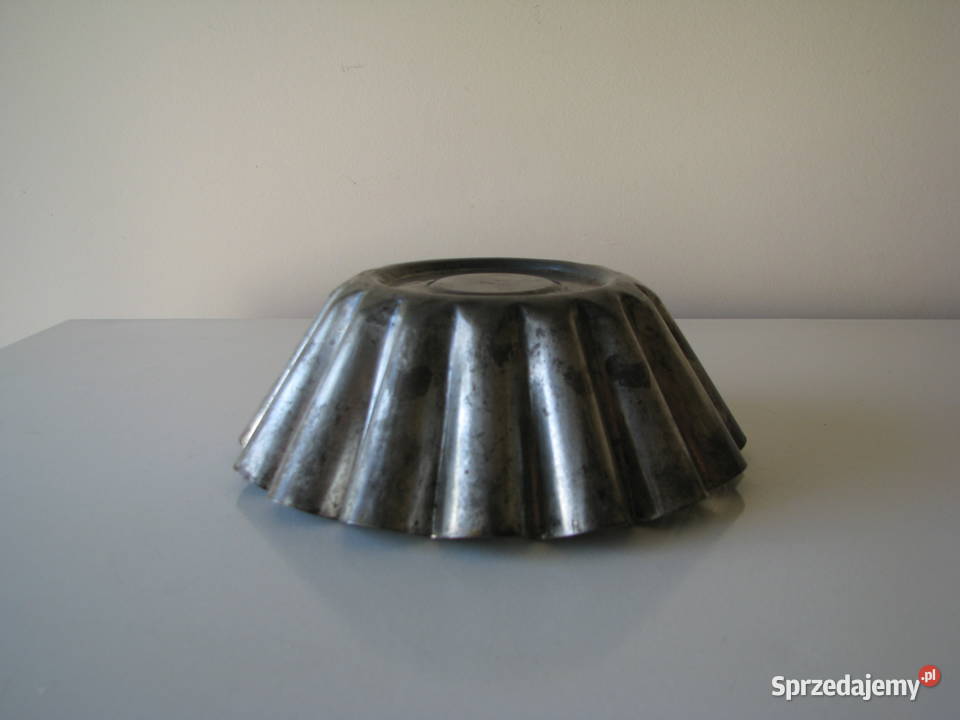 Mała zgrabna forma metalowa na babkę PRL Brzegi