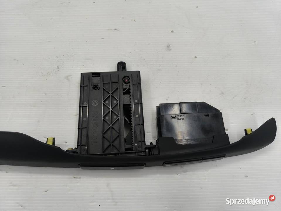 DEKOR PRZYCISK UCHWYT NA KUBKI TOYOTA AVENSIS II osobowe