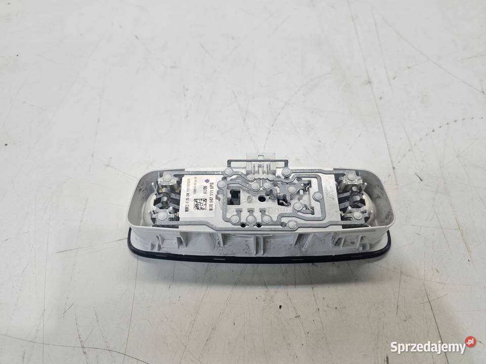 LAMPKA PODSUFITKI AUDI Q3 8U 8U0947111 6 osobowe Oświetlenie kabiny Przystajń