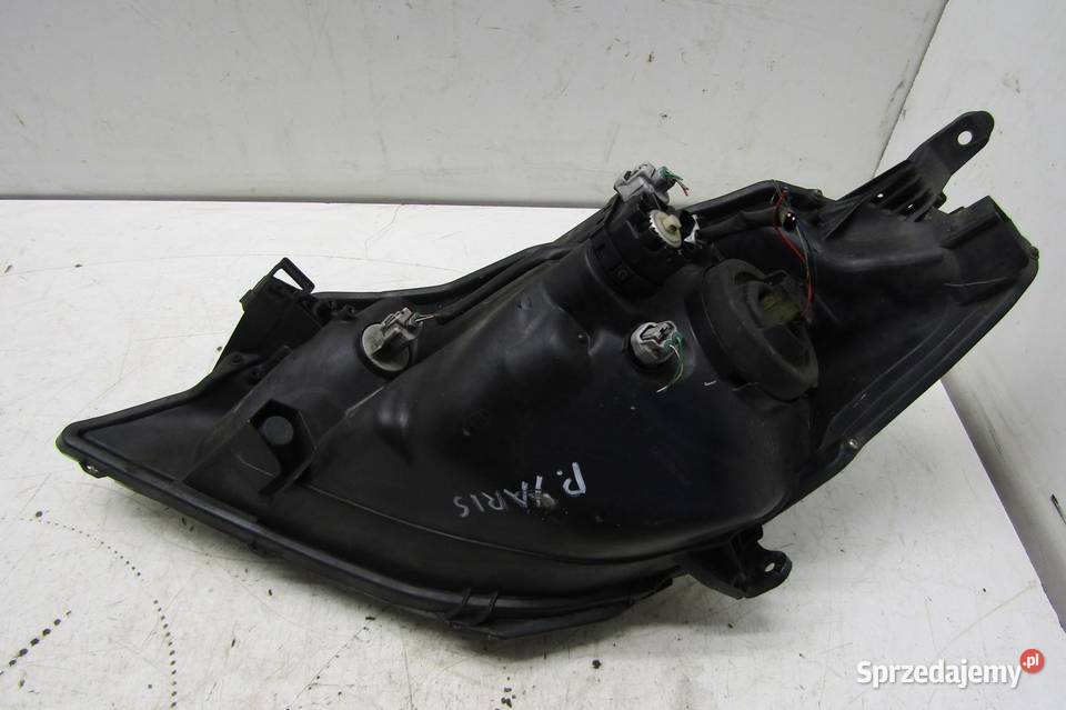 LAMPA PRZEDNIA PRAWY PRZÓD TOYOTA YARIS III