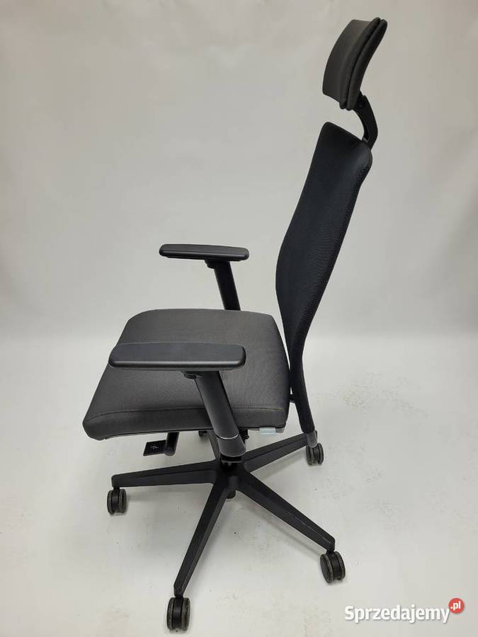 Fotel biurowy Nowy Styl Intrata z zagłówkiem Poznań