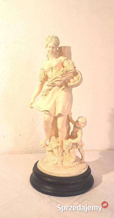 figura kobiety z małym dzieckiem alabaster
